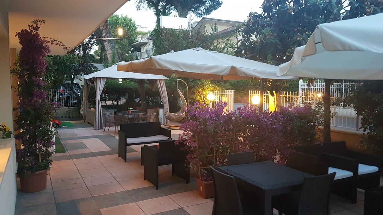 Hotel Fucsia Riccione Exterior foto