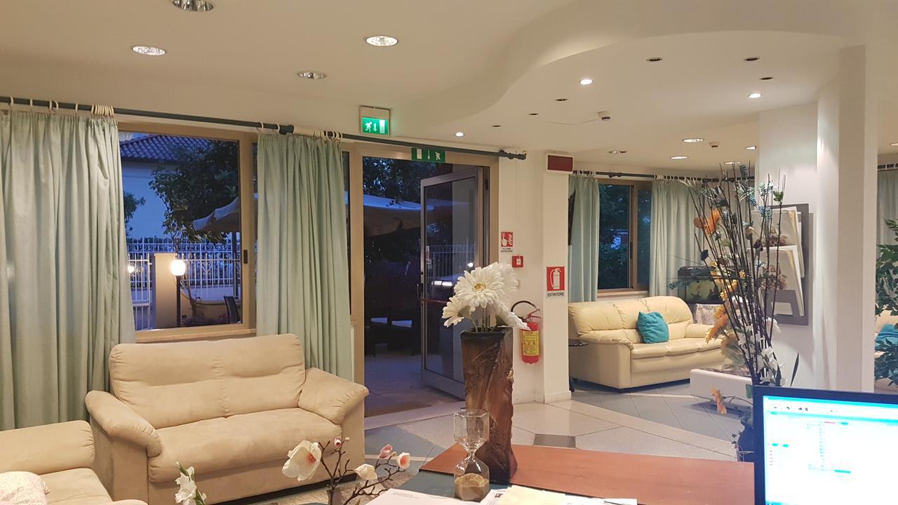 Hotel Fucsia Riccione Exterior foto