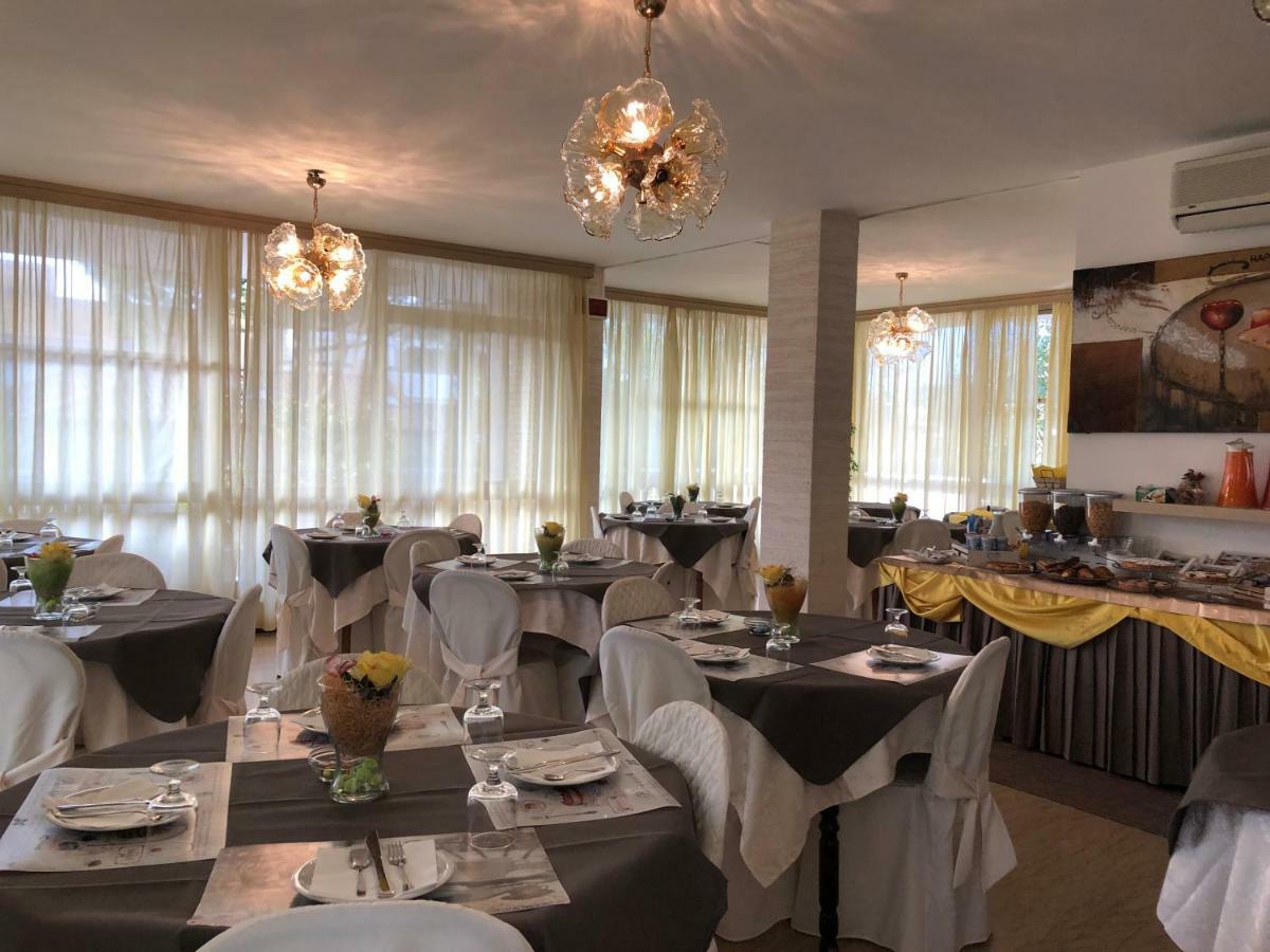 Hotel Fucsia Riccione Exterior foto